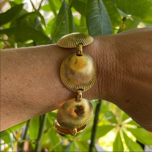 VTG Christian Dior gold tone fluted clam shell bracelet - Picture 4 of 10